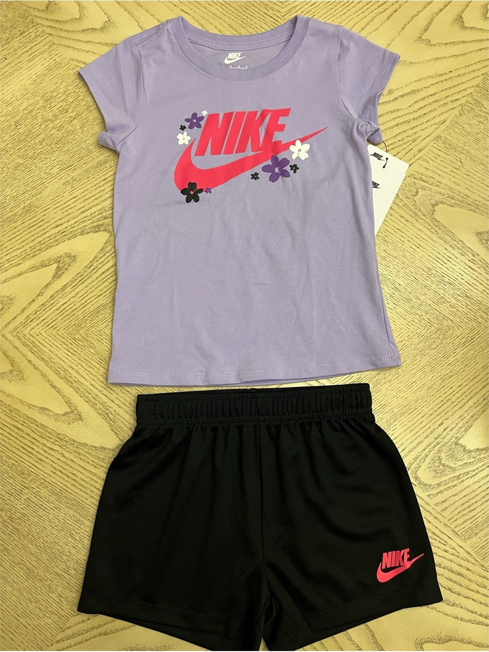*BUNDLE* Girls Nike Short Sleeve Tees & Shorts Size 6 - Picture 3 of 4